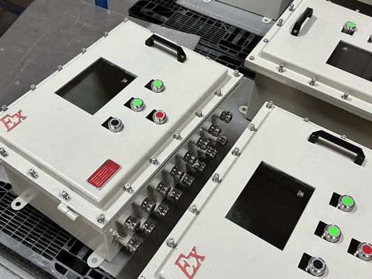 Panele sterujące odporne na wybuch i ogień chroniące personel i sprzęt krytyczny w warunkach podatnych na ogień