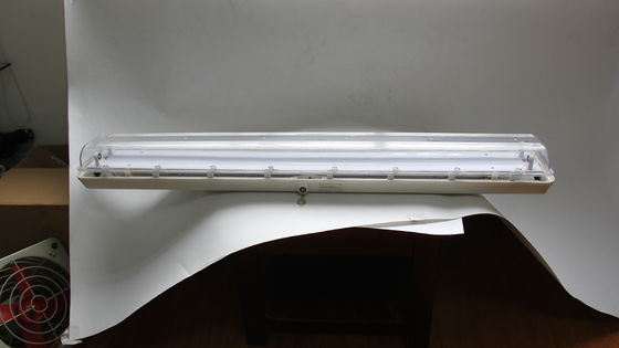 Wytrzymała lampa liniowa LED 0,6 m/1,2 m ATEX/IECEx/CNEX, przeciwwybuchowa, przemysłowa, stopień ochrony IP66, oświetlenie do stref zagrożonych wybuchem, dla zakładów naftowych i gazowych, chemicznych, górniczych, obiektów morskich. Energooszczędna konstrukcja redukuje