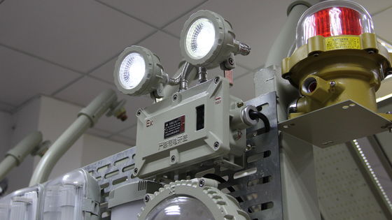 Przemysłowa, przeciwwybuchowa lampa awaryjna zapewniająca bezpieczeństwo w środowiskach niebezpiecznych