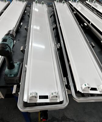 Światło liniowe oświetleniowe z klasyfikacją zagrożenia IP66 WF2 Poziom wydajności osłony, Ex Tb IIIC T80°C Db Zweryfikowane oświetlenie dla zakładów przetwórstwa petrochemicznego