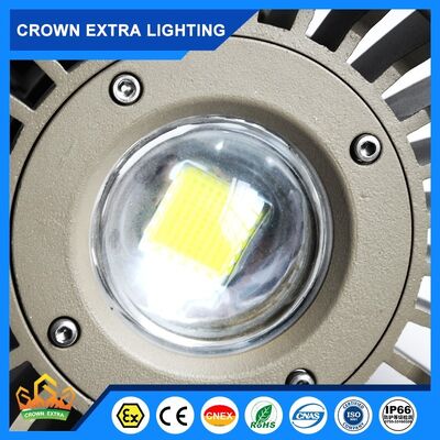 100-277V AC Wysokoświetlne światła LED wysokiego zasięgu oferujące 135 lmw Przepływ światła w zakresie od 6500 do 26000 lumenów dla niebezpiecznych miejsc