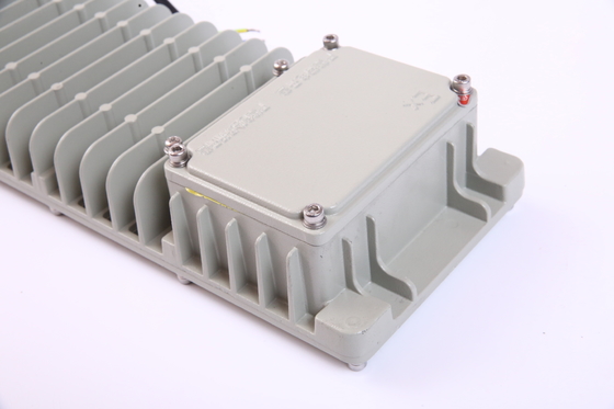 Poziom ochrony IP66 i WF2 Światło liniowe o świetlnej odporności na wybuchy 100-277VAC Wydajność 100lm/W dla obszarów przemysłowych
