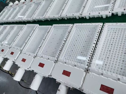 Wybuchoodporny naświetlacz LED IP66 do użytku zewnętrznego, certyfikowany przez ATEX, IECEx, CNEX, idealny do platform morskich, rafinerii i zakładów o niebezpiecznym środowisku