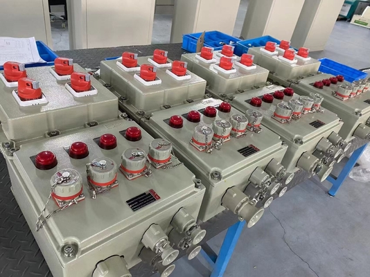 Płytkowe, pionowe, płomienioodporne panele sterujące elektryczne do ochrony przemysłowej