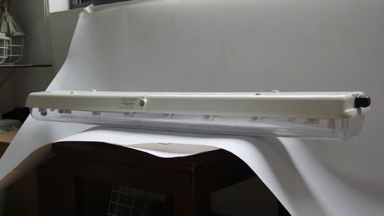 Liniowa lampa LED przeciwwybuchowa serii BYS z potrójną certyfikacją – ATEX/IECEx/CNEX. Zatwierdzona oprawa LED do stref zagrożonych wybuchem, stopień ochrony IP66, 5-letnia gwarancja, możliwość dostosowania mocy i rozmiaru.