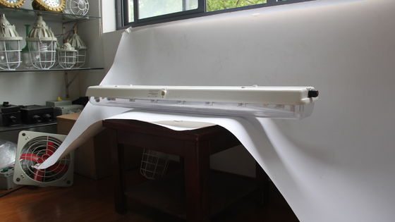 Liniowa lampa LED przeciwwybuchowa serii BYS z potrójną certyfikacją – ATEX/IECEx/CNEX. Zatwierdzona oprawa LED do stref zagrożonych wybuchem, stopień ochrony IP66, 5-letnia gwarancja, możliwość dostosowania mocy i rozmiaru.