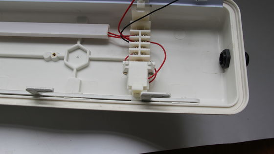 Liniowa lampa LED przeciwwybuchowa serii BYS z potrójną certyfikacją – ATEX/IECEx/CNEX. Zatwierdzona oprawa LED do stref zagrożonych wybuchem, stopień ochrony IP66, 5-letnia gwarancja, możliwość dostosowania mocy i rozmiaru.