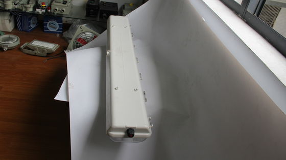 Liniowa lampa LED przeciwwybuchowa serii BYS z potrójną certyfikacją – ATEX/IECEx/CNEX. Zatwierdzona oprawa LED do stref zagrożonych wybuchem, stopień ochrony IP66, 5-letnia gwarancja, możliwość dostosowania mocy i rozmiaru.