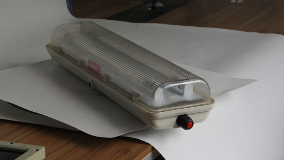 Wytrzymała lampa liniowa LED 0,6 m/1,2 m ATEX/IECEx/CNEX, przeciwwybuchowa, przemysłowa, stopień ochrony IP66, oświetlenie do stref zagrożonych wybuchem, dla zakładów naftowych i gazowych, chemicznych, górniczych, obiektów morskich. Energooszczędna konstrukcja redukuje