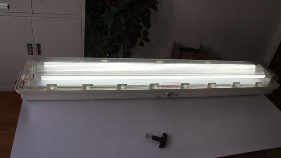 Wytrzymała lampa liniowa LED 0,6 m/1,2 m ATEX/IECEx/CNEX, przeciwwybuchowa, przemysłowa, stopień ochrony IP66, oświetlenie do stref zagrożonych wybuchem, dla zakładów naftowych i gazowych, chemicznych, górniczych, obiektów morskich. Energooszczędna konstrukcja redukuje