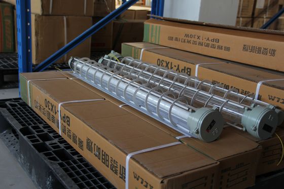 Przemysłowa, przeciwwybuchowa lampa fluorescencyjna do bezpiecznego oświetlenia w strefach zagrożonych wybuchem