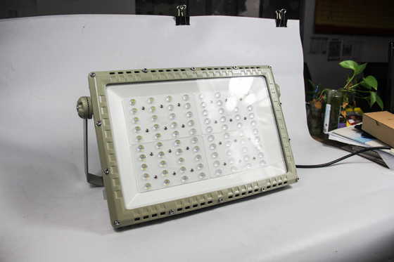 Wybuchoodporna lampa LED drogowa 250W | Certyfikat ATEX CNEX dla strefy 1 i 2 zagrożonych wybuchem