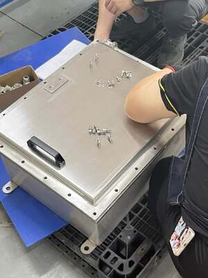 Dostosowana przeciwwybuchowa i ognioodporna skrzynka przyłączeniowa ze stali nierdzewnej SS304/316 z różnymi rozmiarami dławików do stref zagrożonych