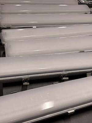 Oprawa liniowa do stref zagrożonych wybuchem IP66 WF2 z certyfikatem Ex Tb IIIC T80°C Db do zakładów petrochemicznych