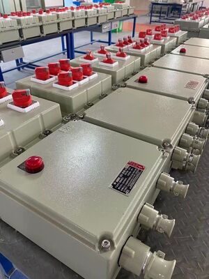 Instalacja ścienna odporna na wybuchy skrzynka zaciskowa IP66 wodoodporna obudowa elektryczna zapewniająca ochronę w niebezpiecznych warunkach przemysłowych